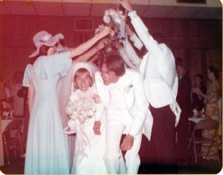 A wedding cake; Actual size=180 pixels wide