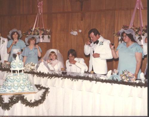 A wedding cake; Actual size=180 pixels wide